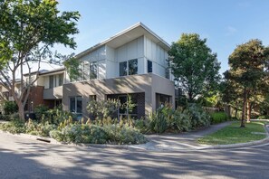 Exterior - Family-Friendly Home with Alfresco Patio & BBQ (Maidstone)