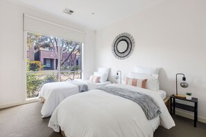 Room - Family-Friendly Home with Alfresco Patio & BBQ (Maidstone)