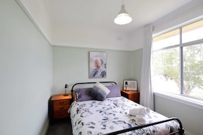 Room - Cosy Sun-Filled Cottage (Tenterfield)