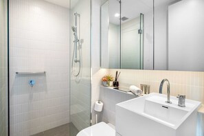 Hair dryer, towels - Stylish City Apartment with Expanding City Views (Southbank)
