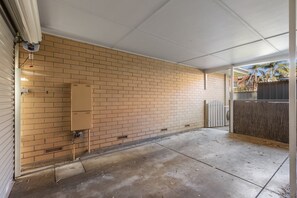 Property grounds - Beachside House with Garage and Outdoor Space (Brighton)