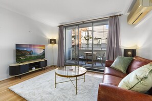 Living area - Bright 1-Bed Apartment in Central Redfern (Redfern)