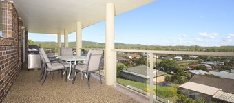 Familieferiested ved kysten med basseng og balkongutsikt