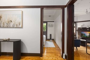 Smart TV, offices - Relaxing Stay near Fairlight’s Scenic Spots (Fairlight)