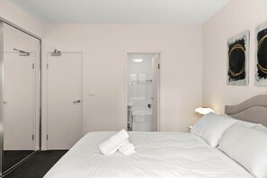 1 bedroom, iron/ironing board, Internet, bed sheets - Comfy Urban Escape with Outdoor Space (Newcastle)