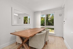 Dining - Stylish 2-Bed Townhouse in Leafy Hyde Park (Hyde Park)