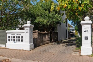 Property grounds - Stylish 2-Bed Townhouse in Leafy Hyde Park (Hyde Park)