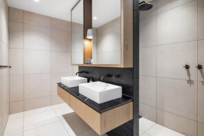 Bathroom - Stylish 3-Bed Townhouse in Vibrant Fitzroy (Fitzroy)