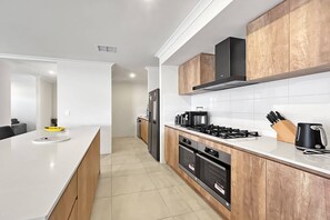 Private kitchen - Spacious 4-Bed House with Large Backyard (Karnup)