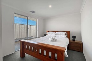 Room - Spacious 4-Bed House with Large Backyard (Karnup)