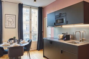 Fridge, microwave, stovetop, coffee/tea maker - Charming apartment Beaubourg - Le Marais (Paris)