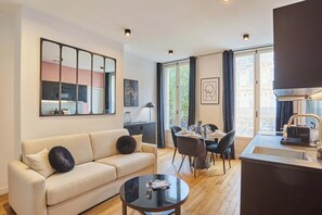 Smart TV, offices - Charming apartment Beaubourg - Le Marais (Paris)
