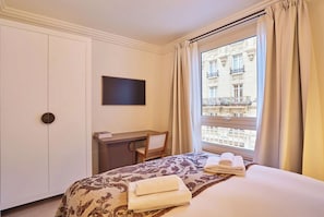 3 bedrooms, desk, iron/ironing board, travel cot - Sublim AC Apartment 3 Bdr Saint Germain des Prés (Paris)