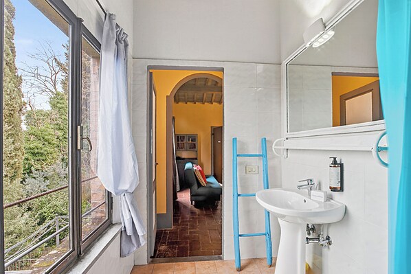 Apartamento familiar, varias habitaciones, junto a la montaña (Torre Rasa 3 Sangiovese) | Baño | Ducha, toallas, jabón y champú