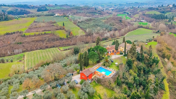 A villa with a swimming pool, surrounded by fields and trees. - Torre Rasa Agriturismo Apartments (Castelfiorentino)