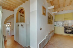 Apartamento familiar, varias habitaciones, junto a la montaña (Torre Rasa 4 Salci) | Cocina básica privada | Frigorífico, microondas, placa de cocina y cafetera o tetera
