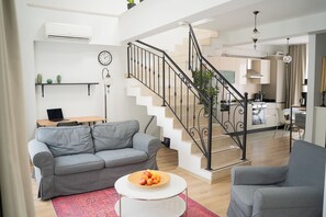 Smart TV - Stylish Duplex with Private Terrace & Golden Horn View – 5 min to Istiklal (İstanbul)