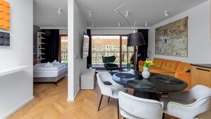 Ein modernes Interieur mit Essbereich, einem Bett und einem großen Fenster mit Blick.
