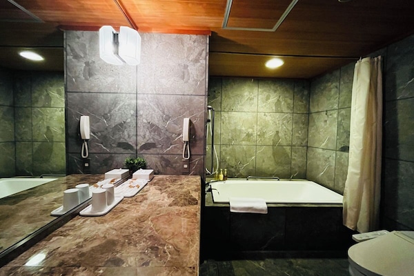 Deluxe Room, Non Smoking (Suite) | Bathroom