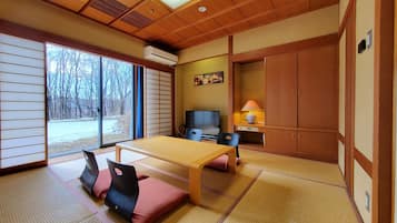 Family Quadruple Room, Non Smoking, Private Bathroom | Interior