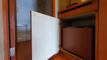 Family Quadruple Room, Non Smoking, Private Bathroom | Interior