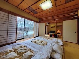 Quarto Triplo em estilo japonês, para não fumantes | Wi-Fi de cortesia