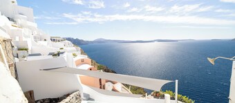 Panoramic Cave Suite with outdoor Hot Tub and Caldera View