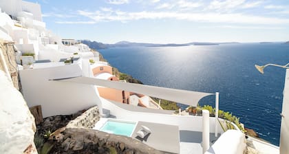 Panoramic Cave Suite with outdoor Hot Tub and Caldera View