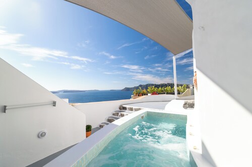 Deluxe Cave Villa with outdoor Hot Tub and Caldera View