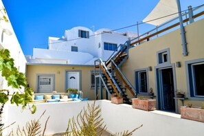Exterior - Sunset Horizon Villa with Hot Tub and Sea & Sunset View (Thira - Santorini)