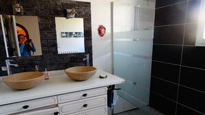 A bathroom with a double sink, a mirror, a towel rack, and a shower area. - House 400 m from the beach and port, 5 people (Saint-Michel-Chef-Chef)