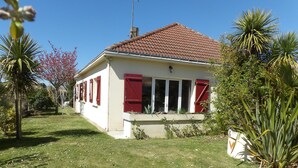 A house with a red-tiled roof, white walls, and red shutters. - House 400 m from the beach and port, 5 people (Saint-Michel-Chef-Chef)