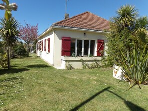 Exterior - House 400 m from the beach and port, 5 people (Saint-Michel-Chef-Chef)