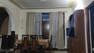 Super Deluxe Room | Dining