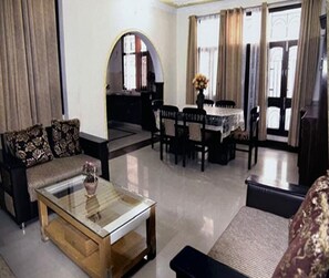 Super Deluxe Room | Living area - Sartaj Home Stay (Solan)