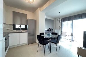 Private kitchen - Athenean Modern Escape near Marina Flisvos-F2 (Paleo Faliro)