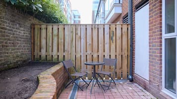 Talo, patio | Ulkoruokailutilat