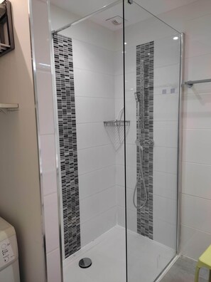 Douche, serviettes fournies, papier toilette