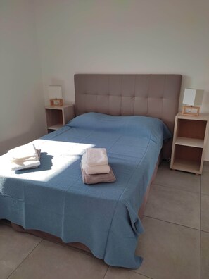 2 chambres, fer et planche à repasser, draps fournis
