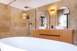 Shower, hair dryer, towels, soap - Superb villa in Calvi with swimming pool - Close to the center and the beach (Calvi)