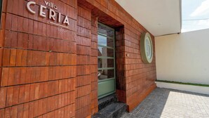 Un bâtiment doté d’une façade en bois et d’une enseigne indiquant « Villa CERIA ».