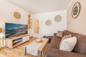 TV, stereo - Zum Sonnenuntergang vacation apartment in Pudagla - with terrace and fast WiFi (Pudagla/Usedom)