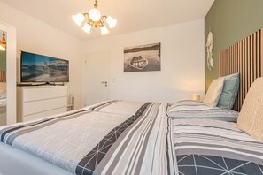 2 bedrooms, iron/ironing board, travel cot, free WiFi - Zum Sonnenuntergang vacation apartment in Pudagla - with terrace and fast WiFi (Pudagla/Usedom)