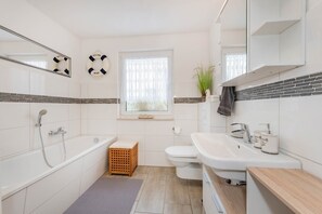 Shower, hair dryer, towels - Zum Sonnenuntergang vacation apartment in Pudagla - with terrace and fast WiFi (Pudagla/Usedom)