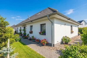Exterior - Zum Sonnenuntergang vacation apartment in Pudagla - with terrace and fast WiFi (Pudagla/Usedom)