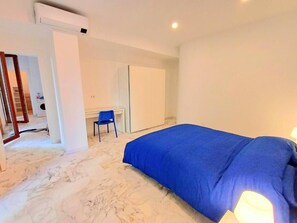 1 bedroom, WiFi, bed sheets - Prince Apartment (Napoli)