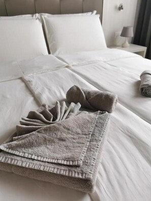 Deluxe Double Room, Courtyard View | In-room safe, blackout drapes, free WiFi - Casa BORRIERO Farmhouse (Sospirolo)