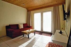 Fernseher, Tischtennisplatte, Stereoanlage