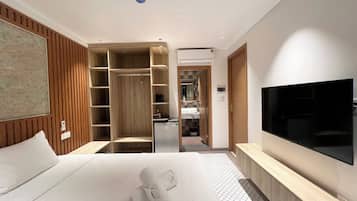 Executive Double Room, City View | Hypo-allergenic bedding, free minibar items, laptop workspace