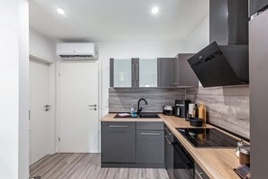 Fridge, microwave, oven, stovetop - Bungalow "Celine" with Private Terrace, Wi-Fi, and Air Conditioning (Gorden-Staupitz)